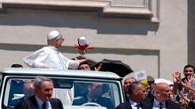Papa León XIV atrapa un muñeco vestido con traje blanquirrojo lanzado por un fiel durante saludo en el Vaticano Papa León XIV atrapa un muñeco vestido con traje blanquirrojo lanzado por un fiel durante saludo en el Vaticano