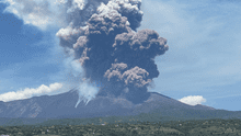 Volcán Etna entra en erupción en Sicilia: lanza una enorme nube de ceniza visible desde kilómetros en Italia