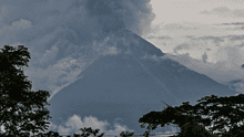 Volcán hace erupción en Guatemala y más de 500 personas son evacuadas: Gobierno cerró carretera y canceló clases
