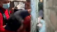 Niño quedó atrapado entre dos viviendas tras caer desde el techo en Puente Piedra: realizaron un forado para salvarlo Niño quedó atrapado entre dos viviendas tras caer desde el techo en Puente Piedra: realizaron un forado para salvarlo