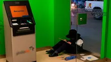 Niño en Huancayo realiza su tarea dentro de cajero automático, mientras su madre trabaja como vendedora en la calle