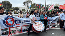 Gremio de trabajadores y docentes exigen mejores condiciones laborales en las afueras del Congreso: "Me avergüenza mi gobierno"