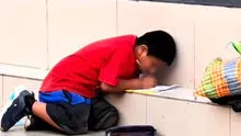 Captan a niño realizando su tarea en plena calle de Chincha, mientras su mamá trabaja como vendedora en semáforos Captan a niño realizando su tarea en plena calle de Chincha, mientras su mamá trabaja como vendedora en semáforos