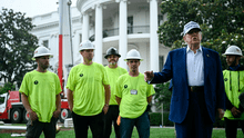Donald Trump llega a la Casa Blanca para instalar la bandera y pregunta: "¿Hay inmigrantes ilegales?"