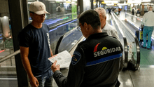 Detienen a policía del aeropuerto de Madrid-Barajas por cobrar a extranjeros para entrar a España: llegaba a juntar 100 euros por persona Detienen a policía del aeropuerto de Madrid-Barajas por cobrar a extranjeros para entrar a España: llegaba a juntar 100 euros por persona