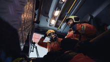 Bombero se ve obligado a trabajar con su bebé en brazos para cubrir turno a último minuto: "Me dijeron que me buscara la vida"