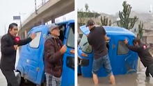 Reportero ayuda a empujar mototaxi a chofer durante transmisión en vivo tras quedar hundido en medio de aniego en Villa El Salvador Reportero ayuda a empujar mototaxi a chofer durante transmisión en vivo tras quedar hundido en medio de aniego en Villa El Salvador