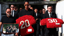 Imágenes conmovedoras del funeral de Diogo Jota y André Silva: la ofrenda de Van Dijk y el emotivo gesto de Rubén Neves
