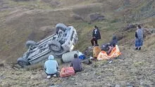 Familia salva de morir tras volcar en peligrosa vía de la selva de Puno