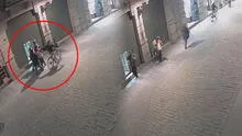 Inseguridad en Cercado de Lima: hombre en bicicleta roba celular a una mujer cerca a Palacio de Gobierno
