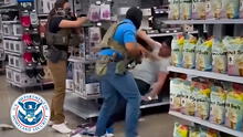 ICE electrocuta a inmigrante con pistola taser en Walmart: fue tirado al suelo y detenido en Alburquerque, Nuevo México ICE electrocuta a inmigrante con pistola taser en Walmart: fue tirado al suelo y detenido en Alburquerque, Nuevo México