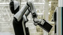 China presenta el primer robot en el mundo que funciona las 24 horas del día y los 7 días de la semana: se autocambia las baterías
