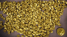Arqueólogos descubren un tesoro con cientos de monedas de oro y joyas valiosas en una aldea abandonada hace 2.200 años