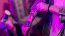 Científicos desarrollan un tatuaje temporal capaz de detectar drogas en bebidas y alertar sobre intentos de intoxicación