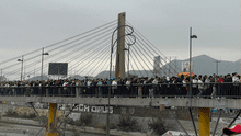 Intensa aglomeración de personas bloquea puente Rayito de Sol en vísperas de Fiestas Patrias en Lima