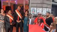 'Loco' Vargas causa furor al usar banda presidencial en desfile por Fiestas Patrias en Estados Unidos