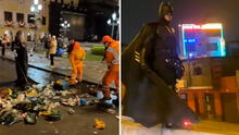 Batman ayuda a limpiar Plaza Mayor de Lima tras concierto por Fiestas Patrias: "Un verdadero héroe"