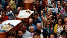 Hombre que sobrevivió a la muerte participa en insólito ritual de procesión de ataúdes en agradecimiento: "Tenía el hígado reventado"