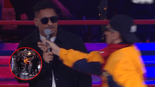 Sujeto irrumpe en el ring de 'La Noche Dorada' 2025 y le arrebata el micrófono al presentador para interpretar su canción: fue detenido a los pocos segundos Sujeto irrumpe en el ring de 'La Noche Dorada' 2025 y le arrebata el micrófono al presentador para interpretar su canción: fue detenido a los pocos segundos