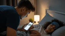 ¿Es un delito revisar el celular de mi pareja mientras duerme? Especialista aclara las consecuencias de acceder a información privada