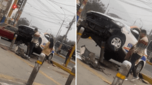 Vehículo de escuela de manejo se estrella contra poste de seguridad y queda suspendido en avenida Carlos Izaguirre