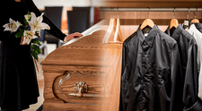 ¿Por qué no es recomendable usar la ropa de una persona fallecida y qué hacer con ella?