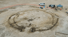 Arqueólogos creyeron encontrar una pieza de maquinaria agrícola antigua, pero resultó ser una llanta de carruaje de la Edad de Hierro