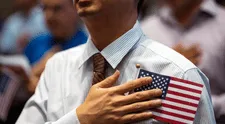 Buenas noticias para inmigrantes en EEUU: nuevo proyecto de ley abriría un camino hacia la ciudadanía americana para trabajadores de este sector