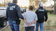 Tiene Green Card y apoyaba abiertamente a Trump, pero ICE lo detuvo e inició un proceso de deportación en su contra