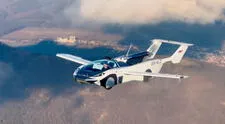 El auto volador llegaría en 2026: AirCar tiene alas y puede alcanzar los 250 km/h en el aire