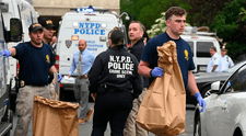 Joven amenaza con un cuchillo a policías de Nueva York tras intentar matar a su expareja en su apartamento: terminó siendo abatido