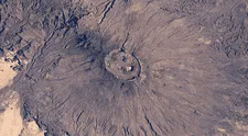 Un astronauta descubre desde el espacio un misterioso lago oculto y rastros antiguos de lava en un supervolcán en el desierto