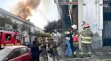 Voraz incendio consume vivienda frente a la Plaza Bolognesi: más de 10 unidades de Bomberos atienden la emergencia