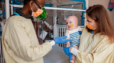 Bebé con enfermedad rara e incurable se convierte en el primer ser humano tratado con una terapia genética personalizada