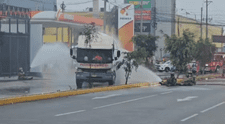 Fuga de gas en camión cisterna entre av. Nicolás Arriola y Canadá, en La Victoria: 4 unidades de bomberos en la zona