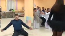 Joven intentó hacer 'breakdance' en fiesta y termina lastimándose el brazo: "Videos que duelen"