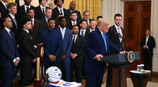 Donald Trump recibe en la Casa Blanca a los Florida Gators, campeones del básquet NCAA: "¿Creyeron que iban a ganar?"
