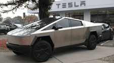 ¿Cuántos años de salario mínimo necesita un trabajador en Florida para comprar un Tesla Cybertruck en 2025?