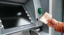 Adiós a los cajeros automáticos como los conocías: la nueva regulación para sacar dinero que se verán en las calles de España