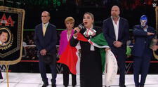 Deyra Barrera se equivoca al cantar el Himno Nacional Mexicano en evento de la WWE 2025