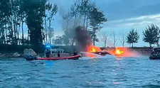 Bomberos de Nueva York logran apagar incendio en un barco de El Bronx: capitán fue arrestado por conducir ebrio