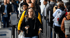 ¡Pésimas noticias para los mochileros! Nuevas medidas de la UE te obligarían a pagar por el equipaje de mano en cabina