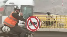 Motociclistas usan puente peatonal pese a prohibición y presencia de cámaras en Puente Piedra