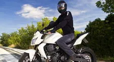 Tips clave de seguridad para manejar una moto en zonas urbanas con alto tensito vehicular y evitar accidentes