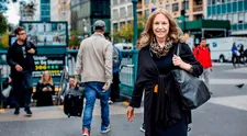 La empresaria millonaria de EEUU que ama viajar en clase turista, tomar el metro y sería la heredera de los hoteles Sheraton