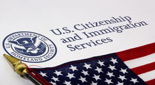 Texas investiga casos de voto ilegal gracias a la base de datos de USCIS: 33 inmigrantes bajo investigación