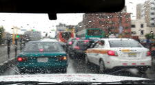 Conduce seguro bajo la lluvia o de noche: consejos clave para evitar accidentes y mantener el control de tu vehículo