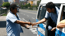 ¿Qué son los dateros y por qué gritan números a los conductores en las calles de Lima?