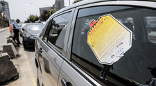 Municipios no podrán multar ni usar grúas para autos mal estacionados: ¿calles se convertirían en cocheras?