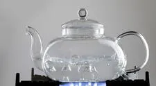 Hervir y filtrar el agua potable elimina hasta el 90% de los microplásticos, según estudio científico